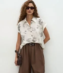 Blusa com Abotoamento Frontal e Mangas Dobradas