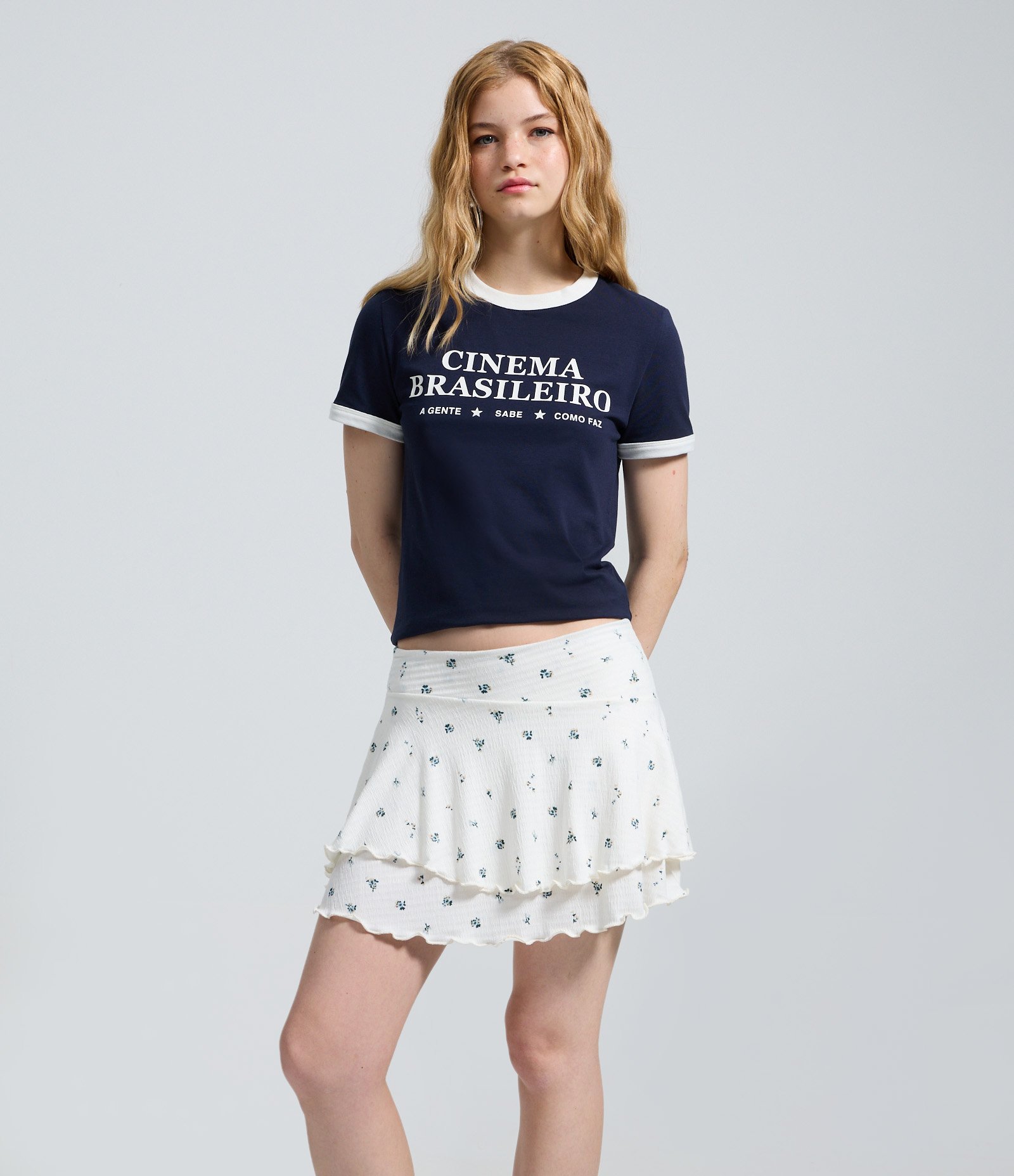 Saia Curta Texturizada Floral com Babados Branco 1