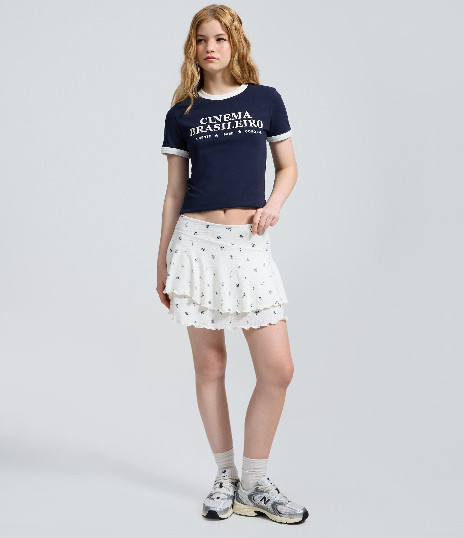 Saia Curta Texturizada Floral com Babados Branco 2
