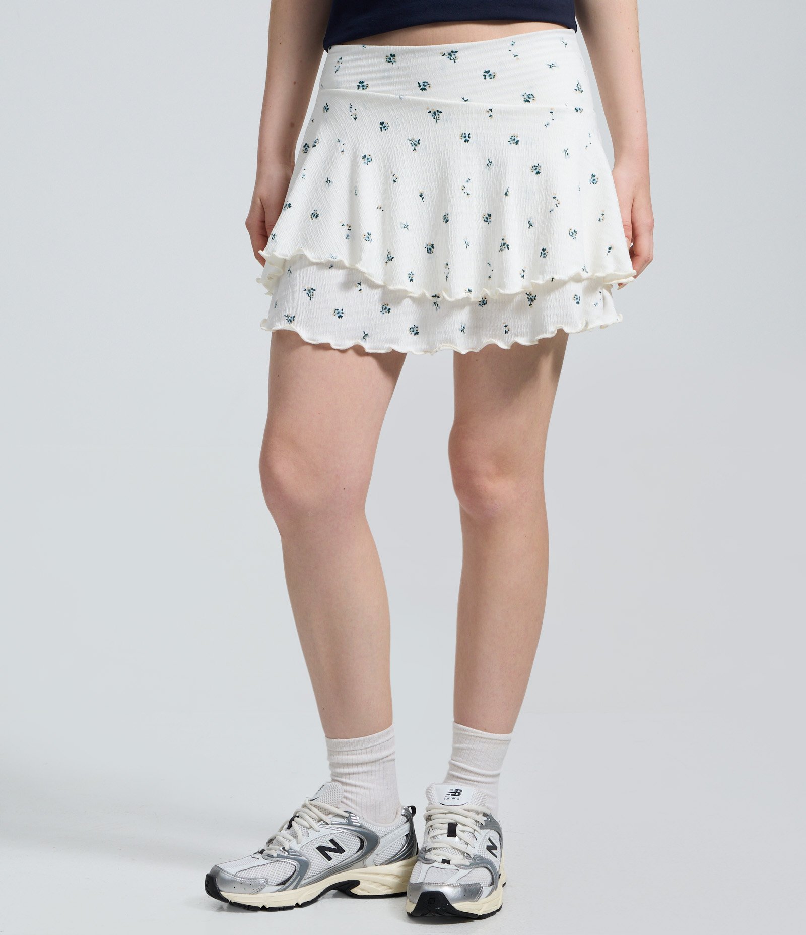 Saia Curta Texturizada Floral com Babados Branco 3