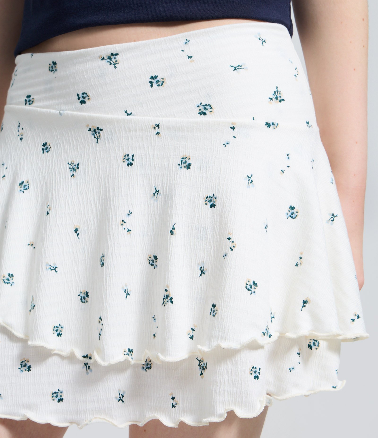 Saia Curta Texturizada Floral com Babados Branco 4