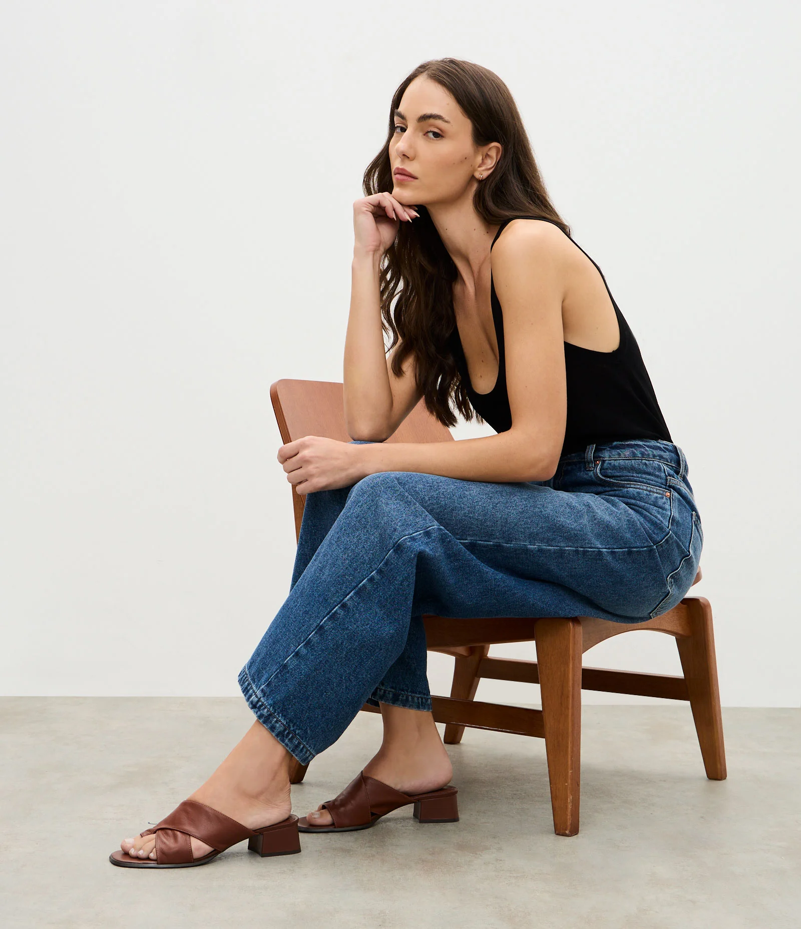 Sandália Mule em Couro com Tiras Cruzadas e Dedeira Marrom Escuro 2