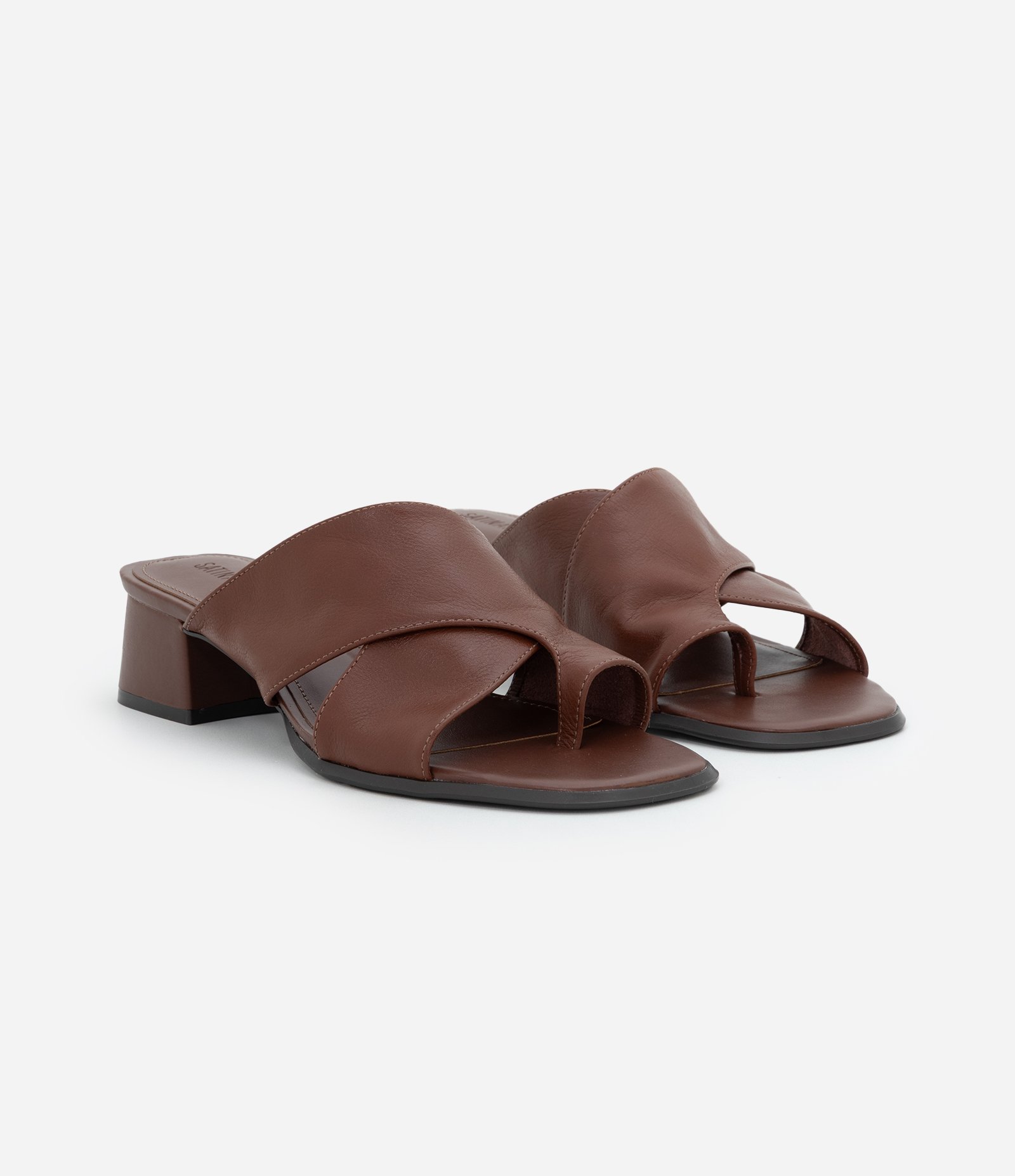 Sandália Mule em Couro com Tiras Cruzadas e Dedeira Marrom Escuro 3