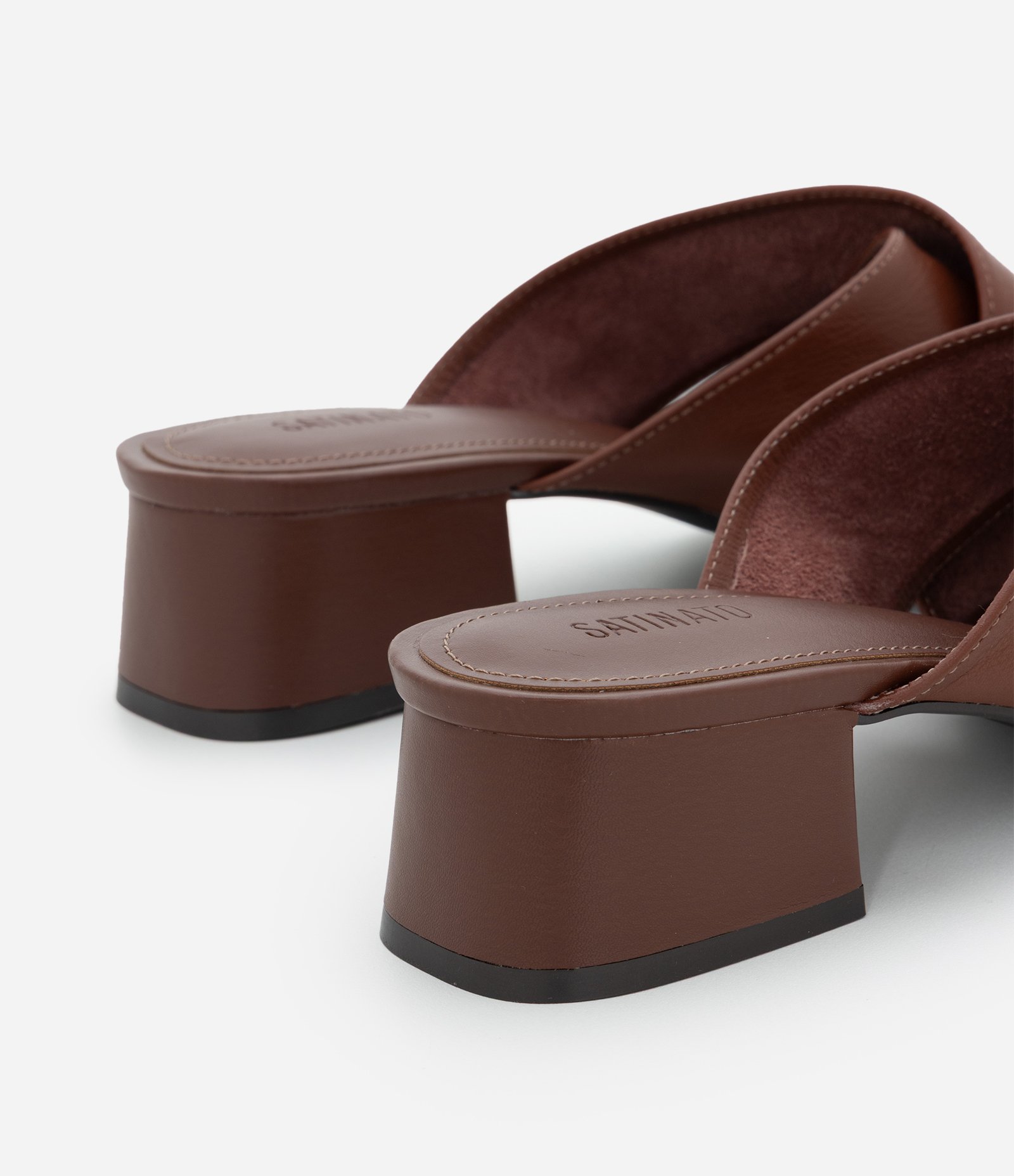 Sandália Mule em Couro com Tiras Cruzadas e Dedeira Marrom Escuro 4