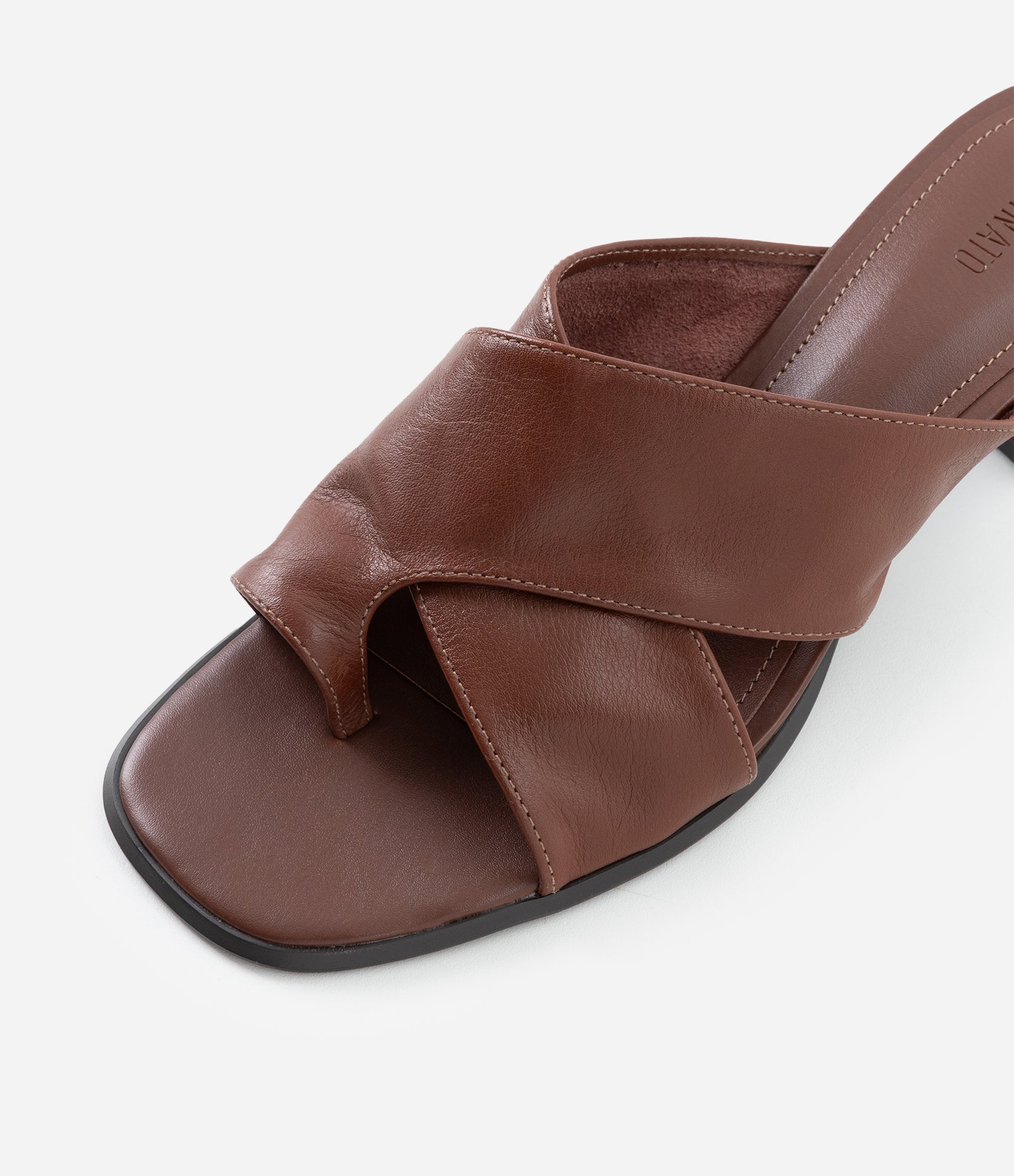 Sandália Mule em Couro com Tiras Cruzadas e Dedeira Marrom Escuro 5