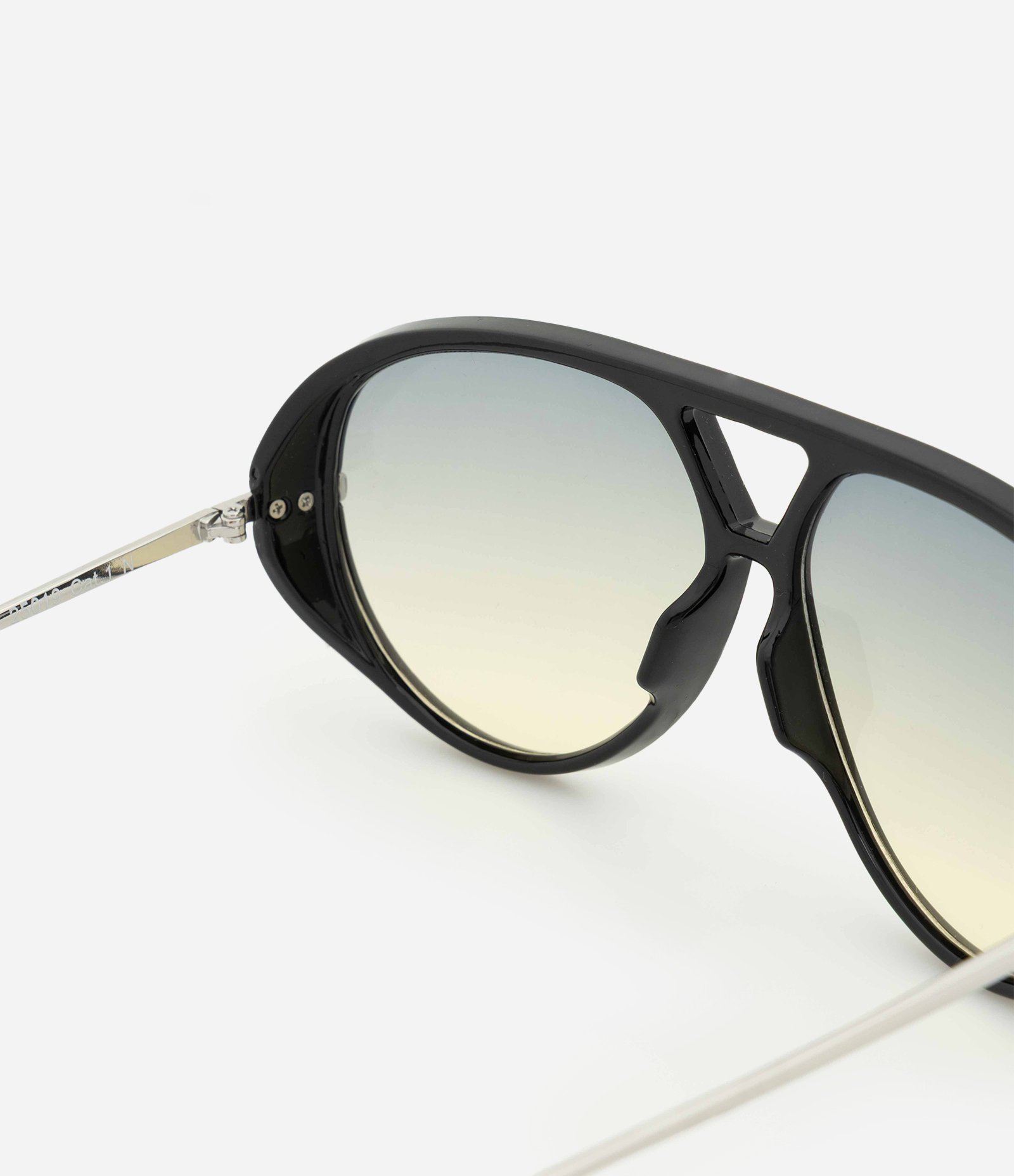 Óculos Aviador com Lentes Amplas e Hastes em Metal Preto 3