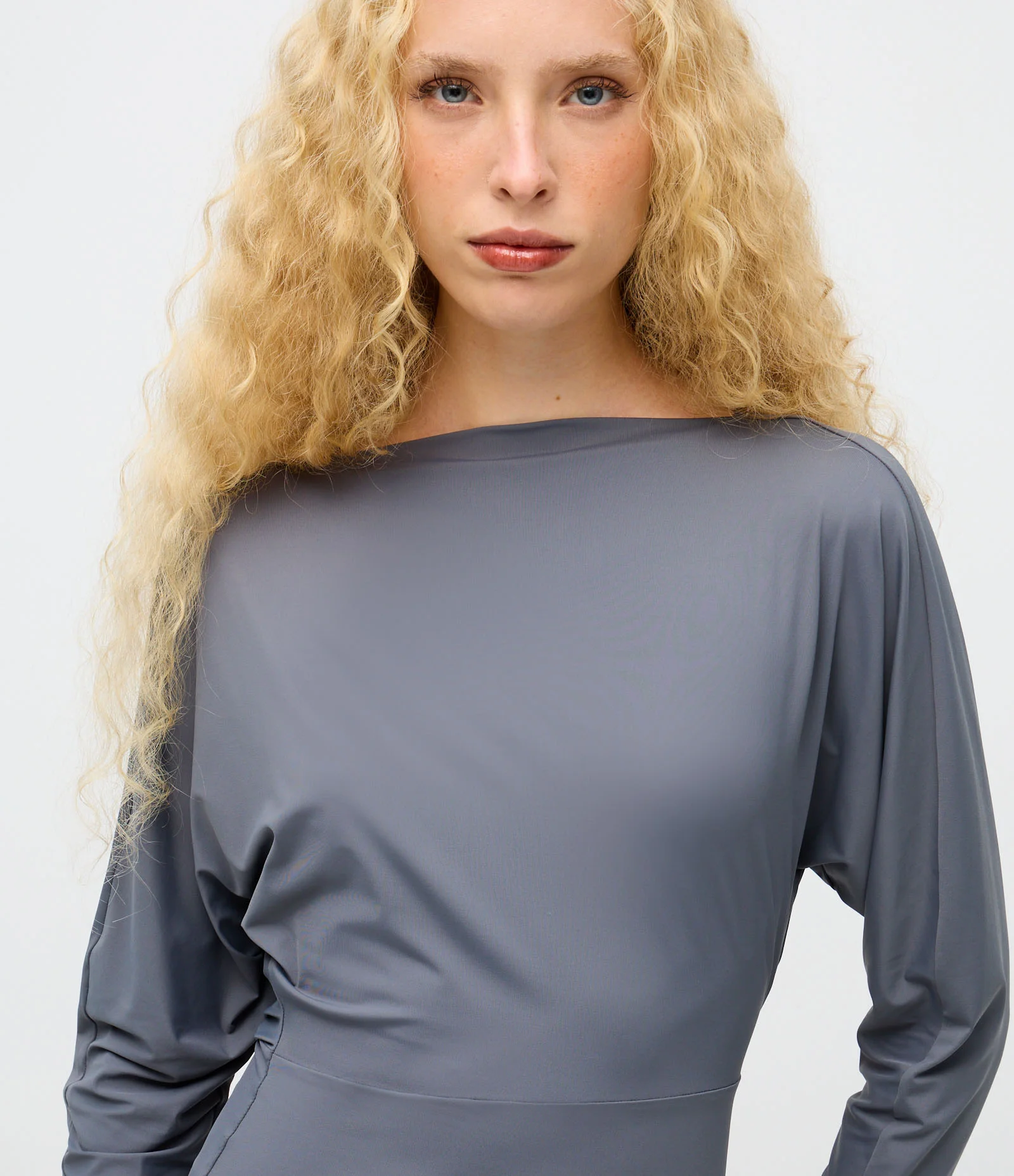 Vestido Curto em Jersey com Abertura nas Costas e Drapeado Assimétrico Cinza 3