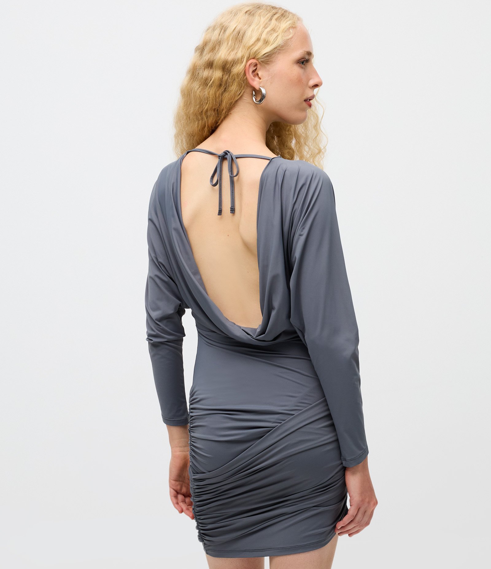 Vestido Curto em Jersey com Abertura nas Costas e Drapeado Assimétrico Cinza 4