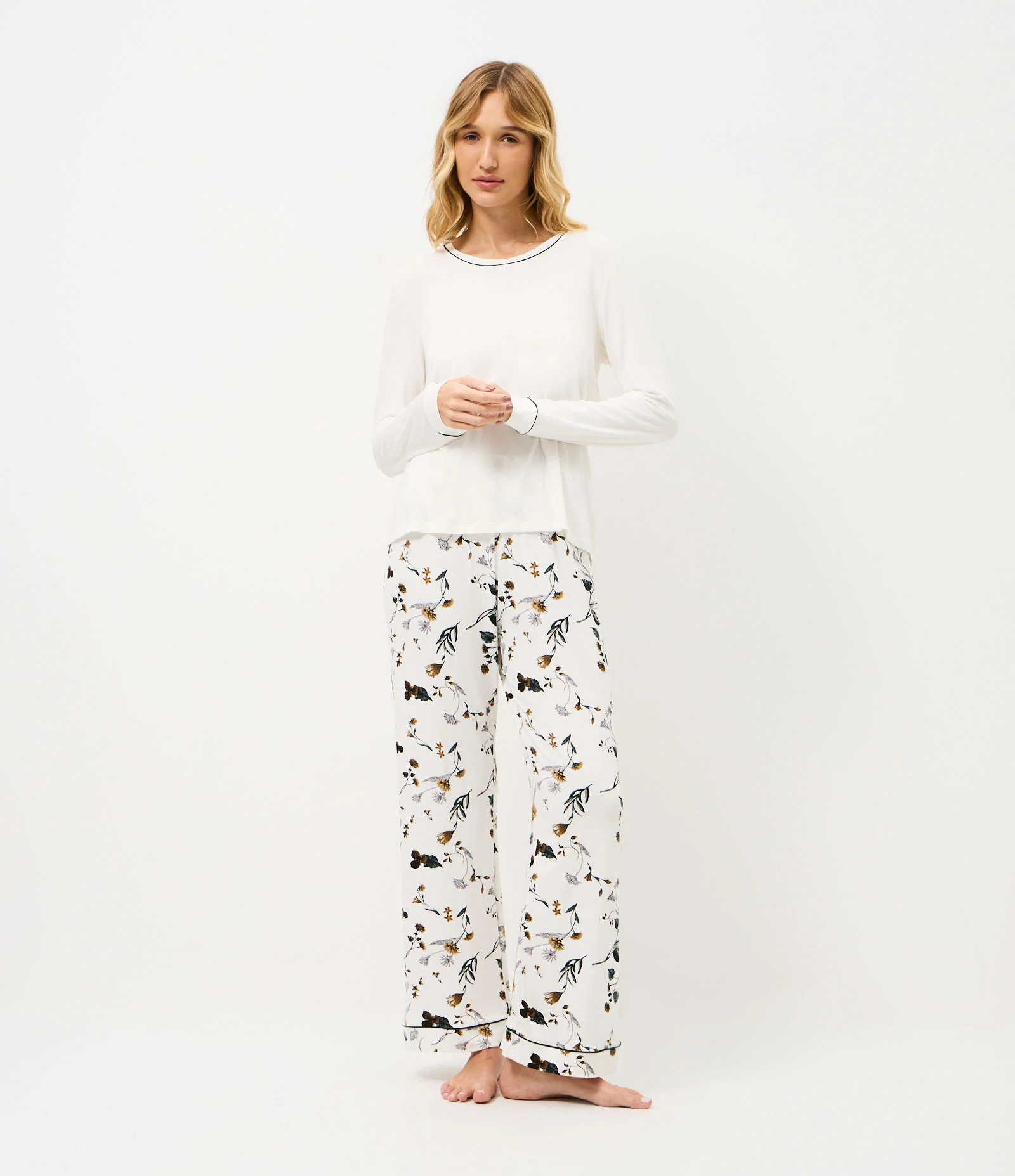 Pijama Longo em Viscolycra com Viés Contrastante e Estampa Floral Branco 1