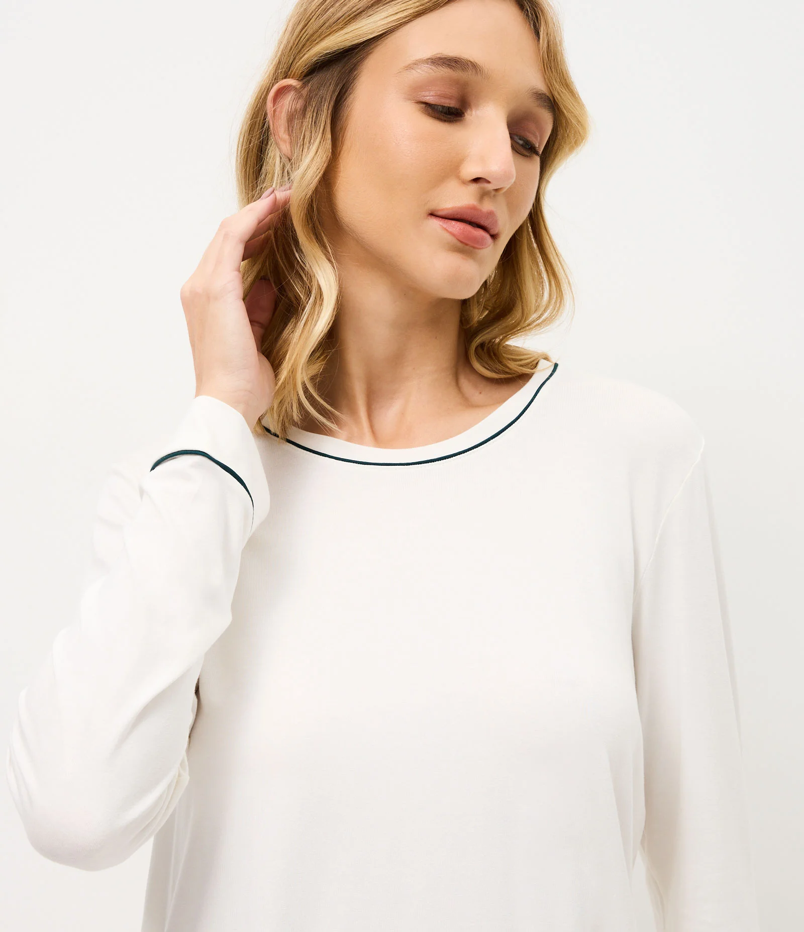 Pijama Longo em Viscolycra com Viés Contrastante e Estampa Floral Branco 2