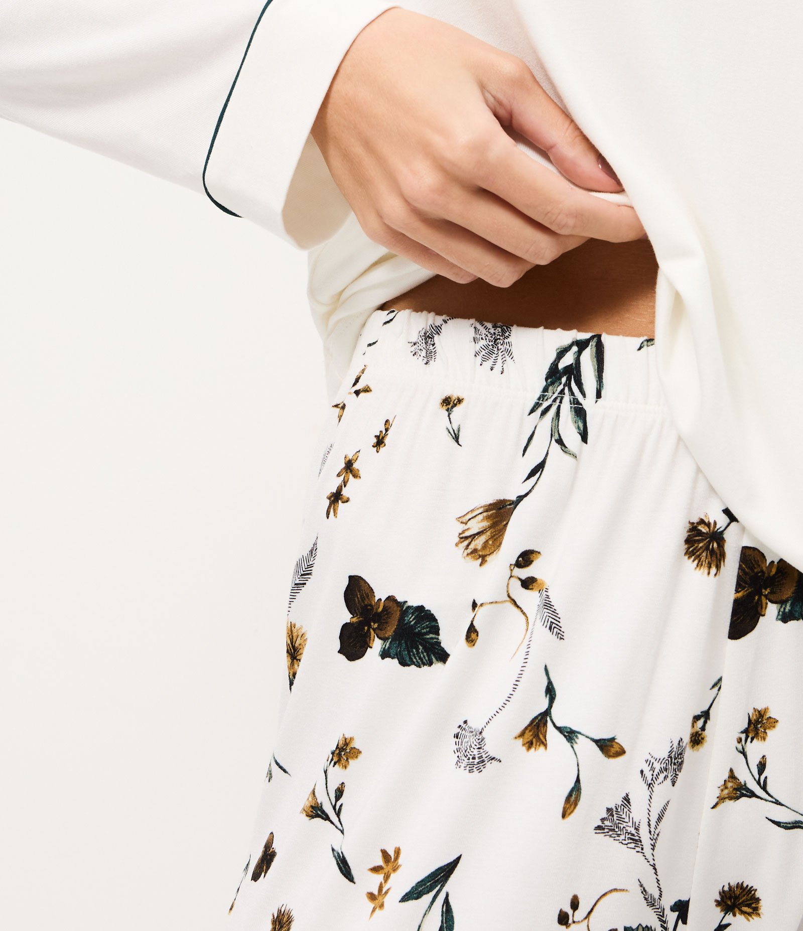 Pijama Longo em Viscolycra com Viés Contrastante e Estampa Floral Branco 3