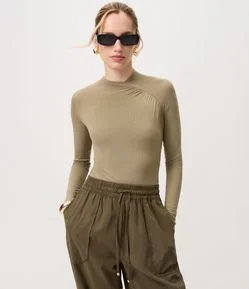 Blusa em Viscose com Franzido no Ombro