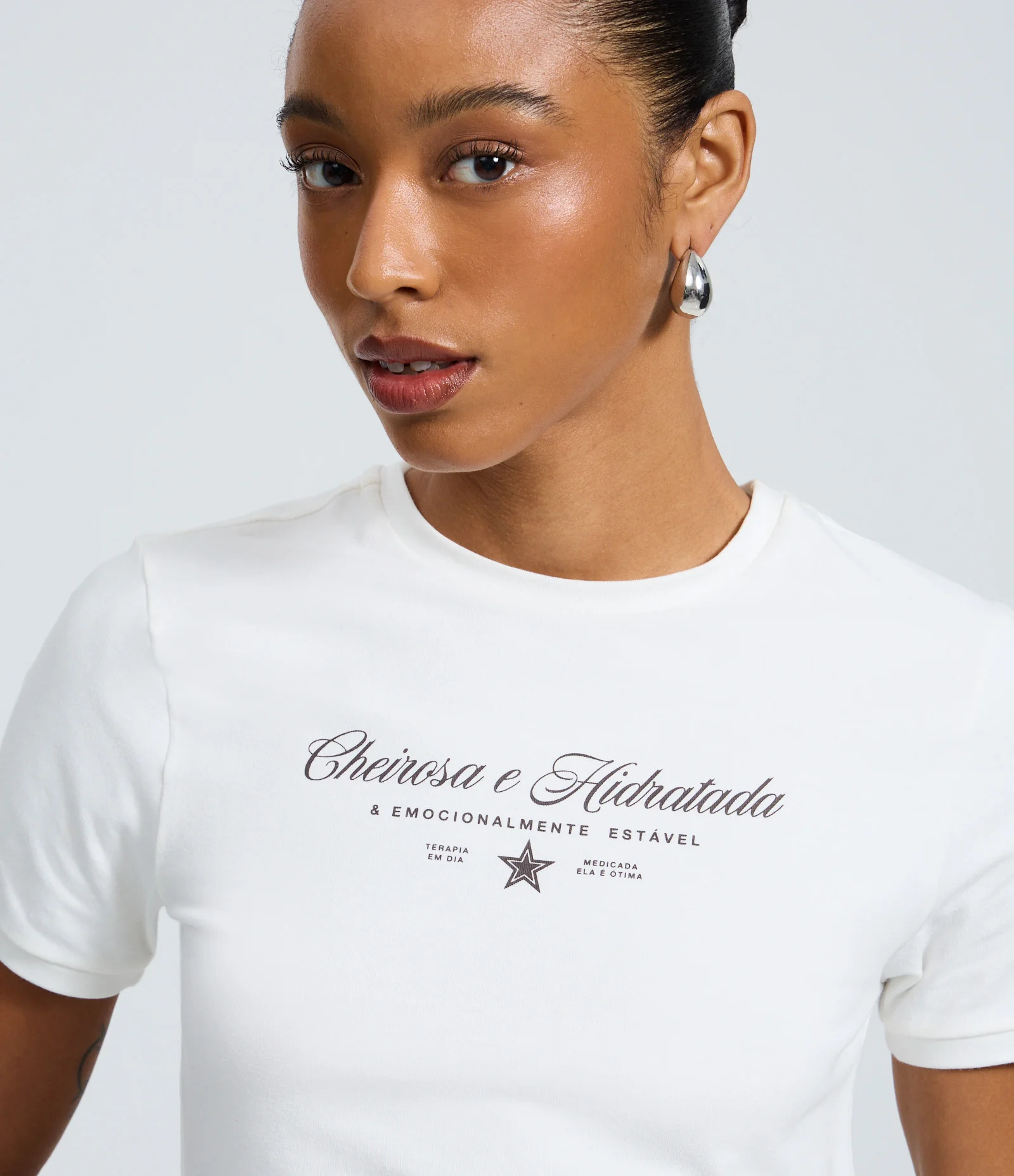 Camiseta New T-Shirt com Lettering Cheirosa e Hidratada & Emocionalmente Estável Branco 1