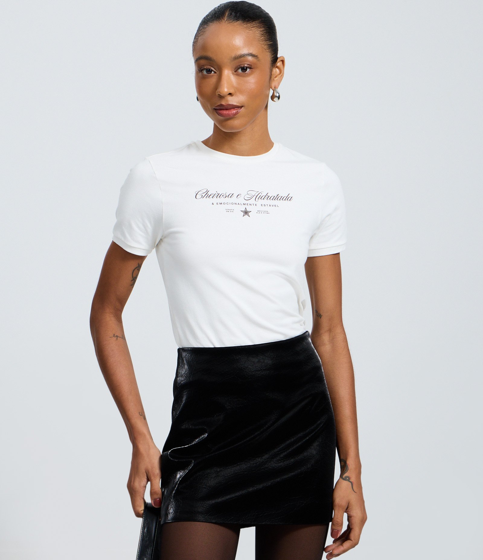 Camiseta New T-Shirt com Lettering Cheirosa e Hidratada & Emocionalmente Estável Branco 3