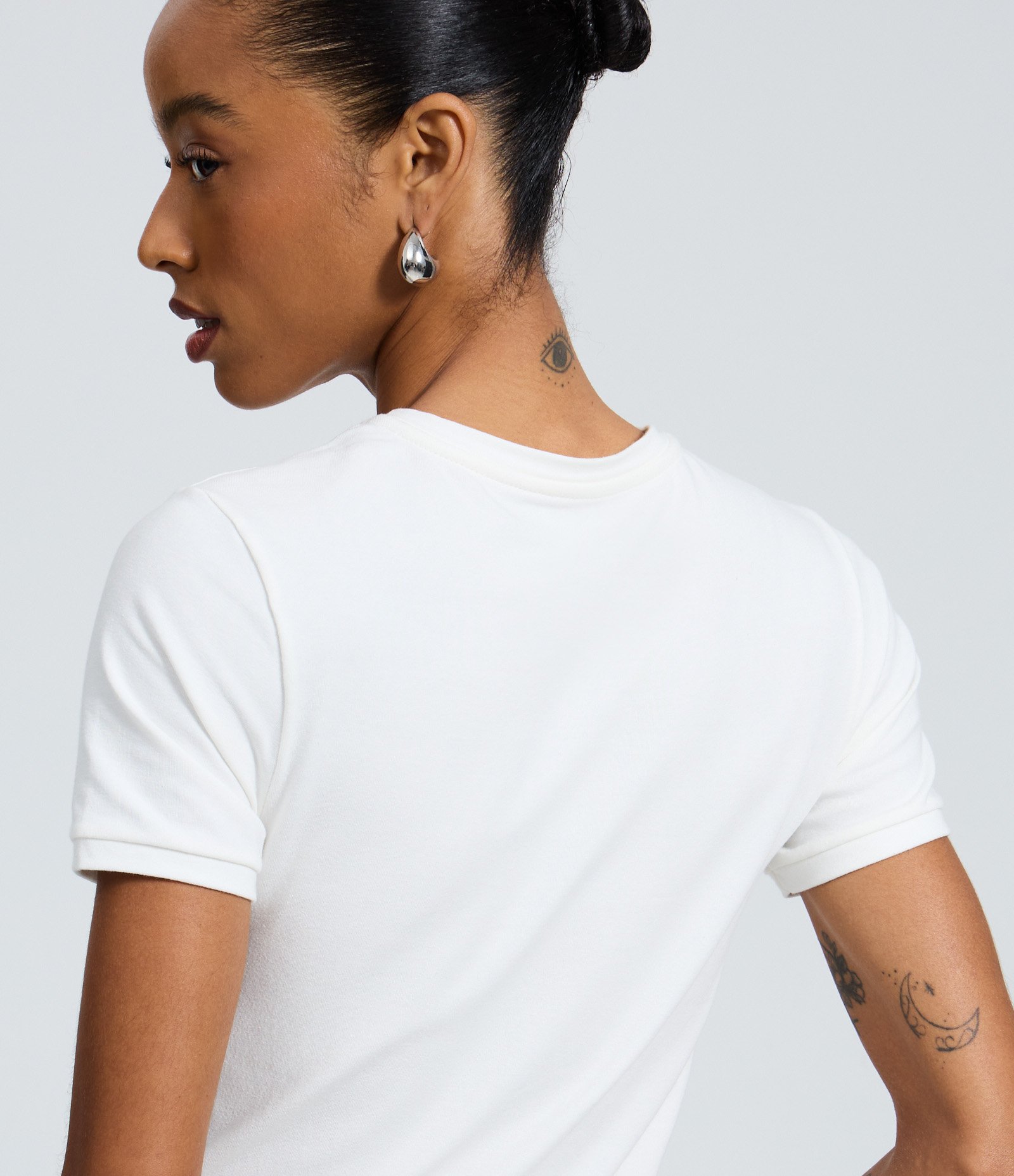 Camiseta New T-Shirt com Lettering Cheirosa e Hidratada & Emocionalmente Estável Branco 4