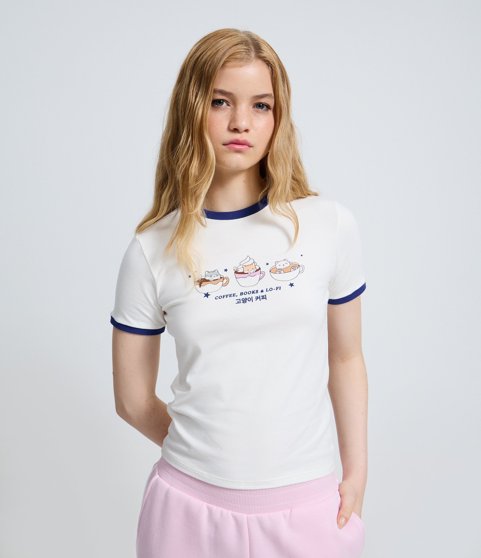 Camiseta em Algodão com Recortes Contrastantes e Estampa de Gatinho Branco 1