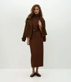 Vestido Midi Ajustado com Gola Alta e Fenda Traseira