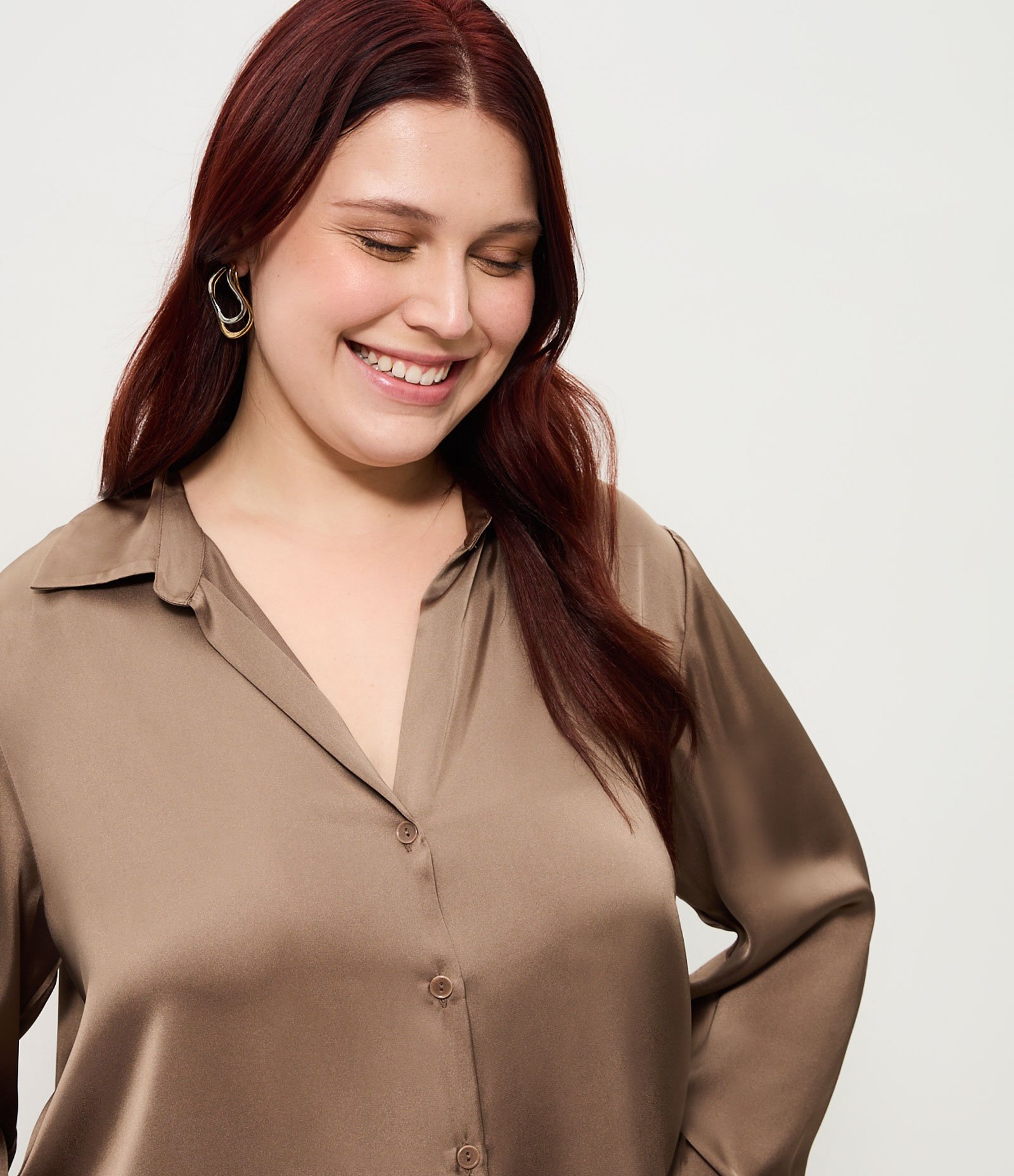 Camisa Regular em Cetim com Vista de Botões Marrom Claro 3