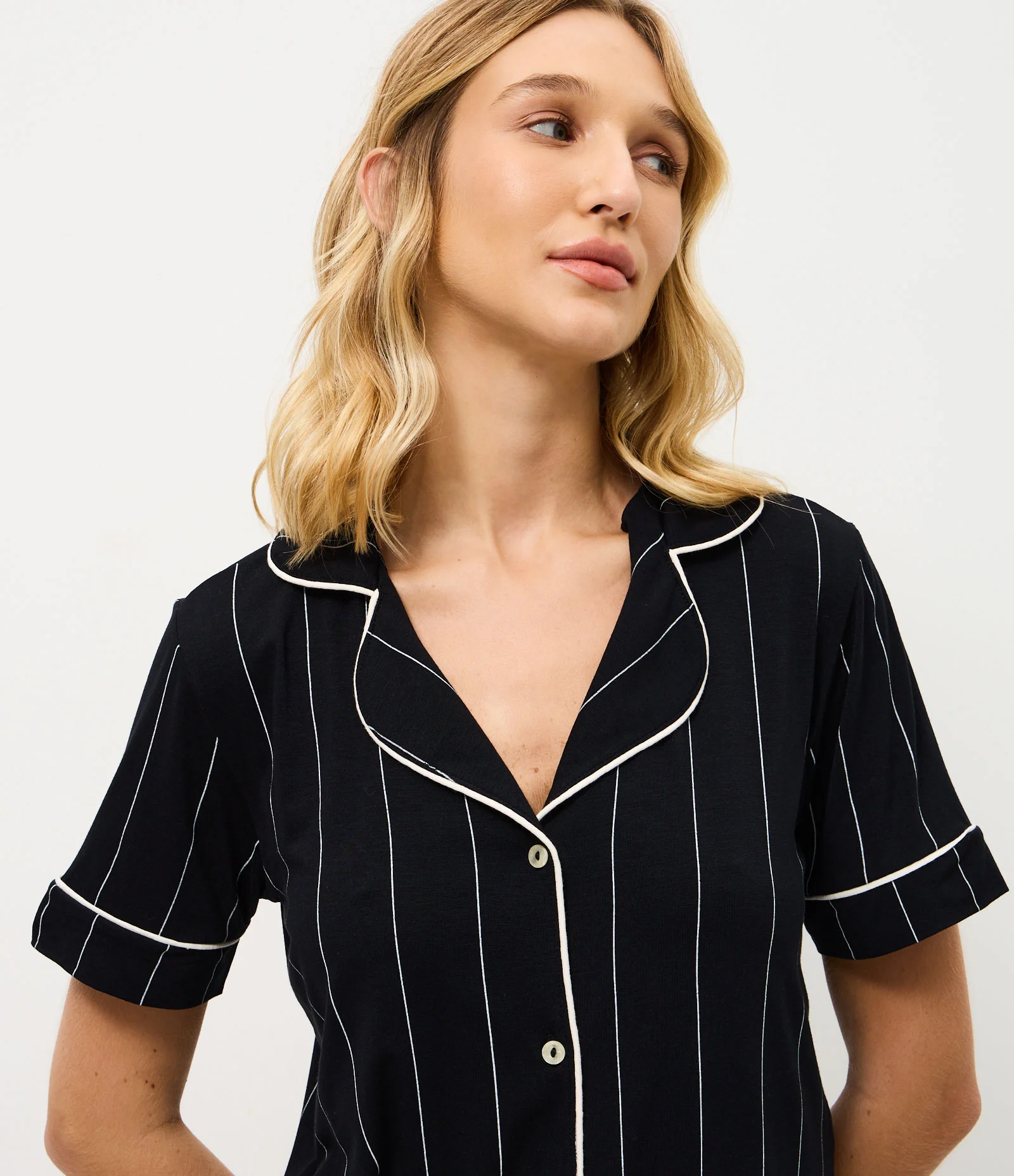 Pijama Longo Americano com Estampa de Listras Preto 2