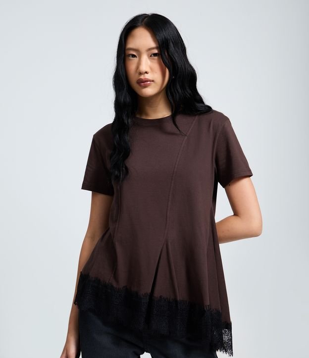 Camiseta em Algodão com Barra Assimétrica e Rendada