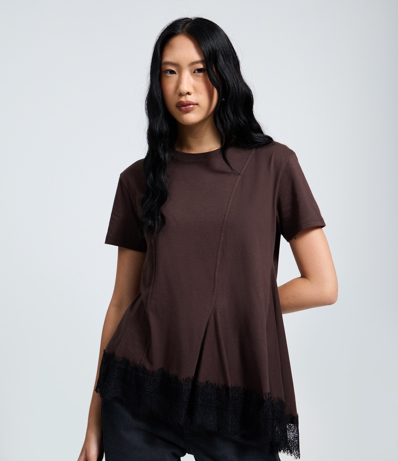 Camiseta em Algodão com Barra Assimétrica e Rendada Marrom 1