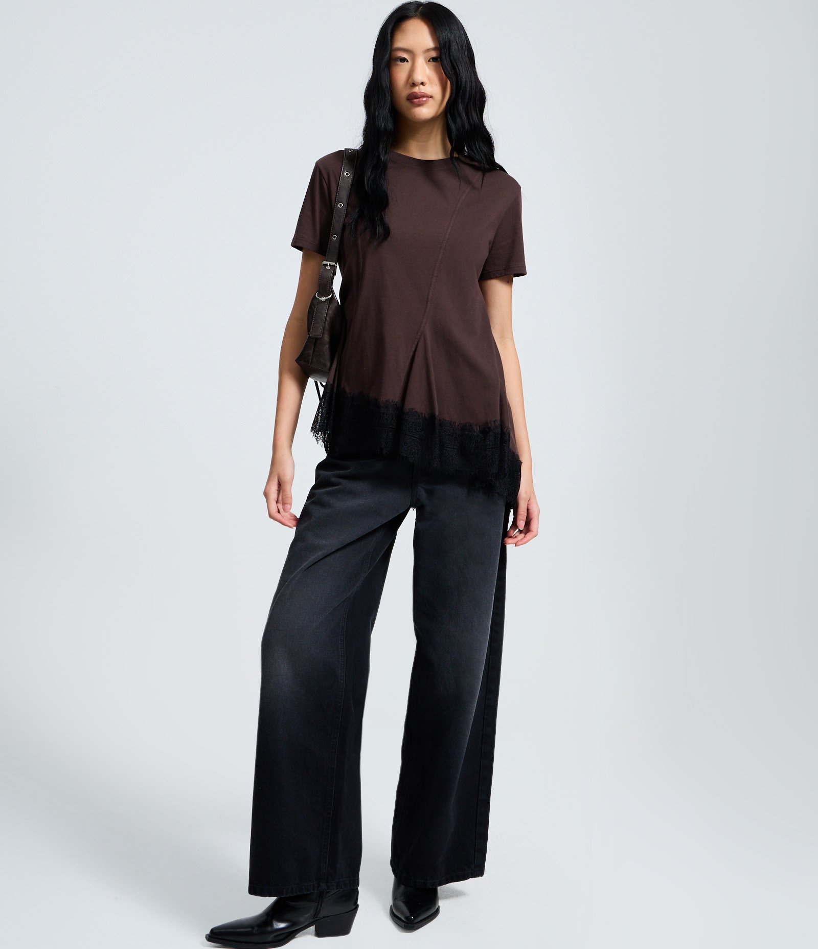 Camiseta em Algodão com Barra Assimétrica e Rendada Marrom 2