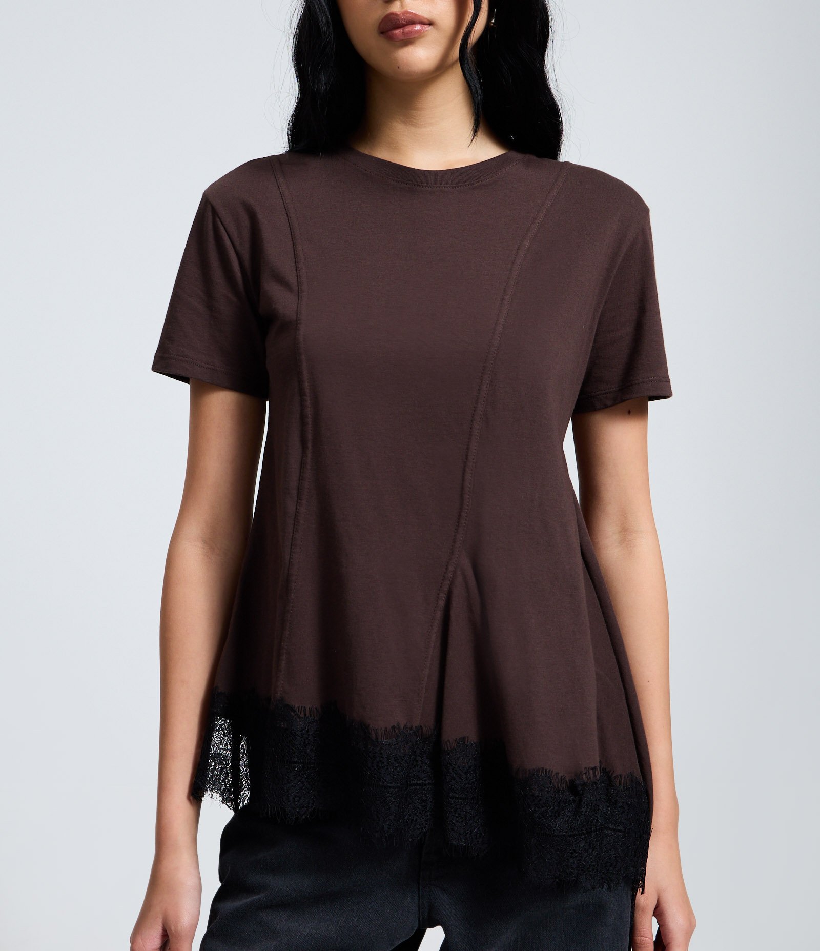 Camiseta em Algodão com Barra Assimétrica e Rendada Marrom 3