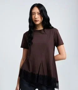 Camiseta em Algodão com Barra Assimétrica e Rendada