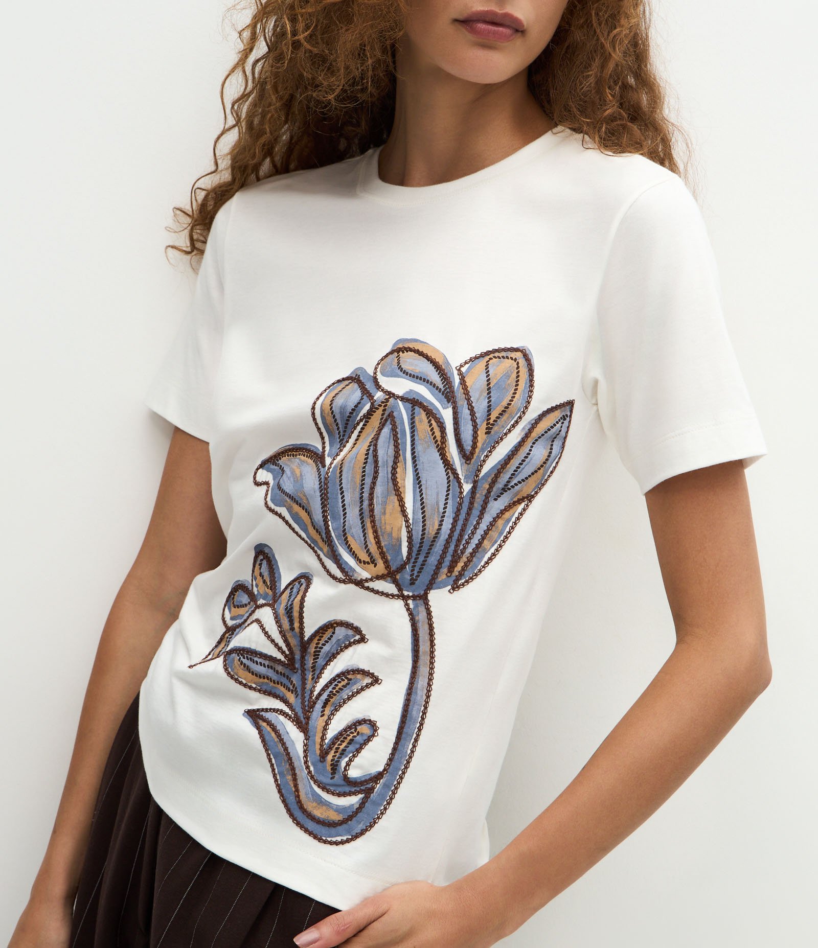 Blusa em Algodão com Estampa de Flor Bordada Branco 4