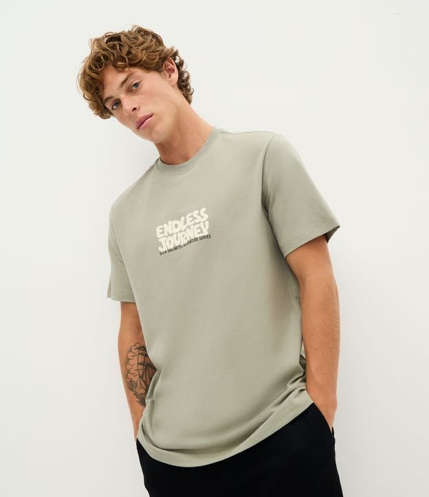 Camiseta Comfort Manga Curta em Algodão com Lettering Endless Journey