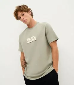 Camiseta Comfort Manga Curta em Algodão com Lettering Endless Journey