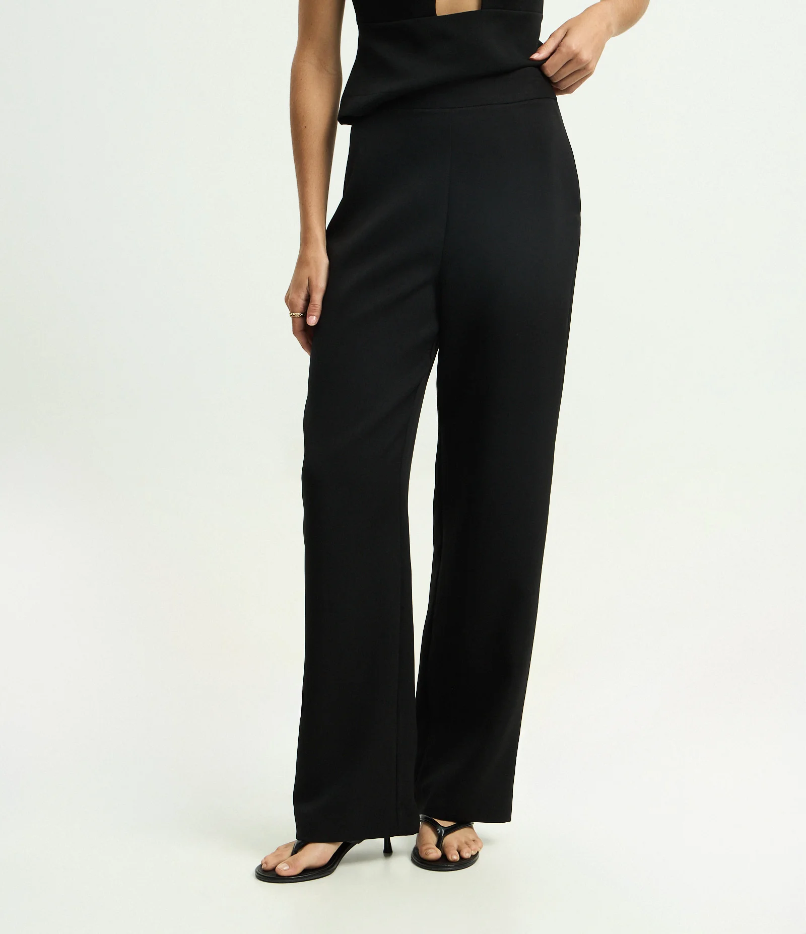 Calça Reta Alfaiatada em Crepe Preto 2