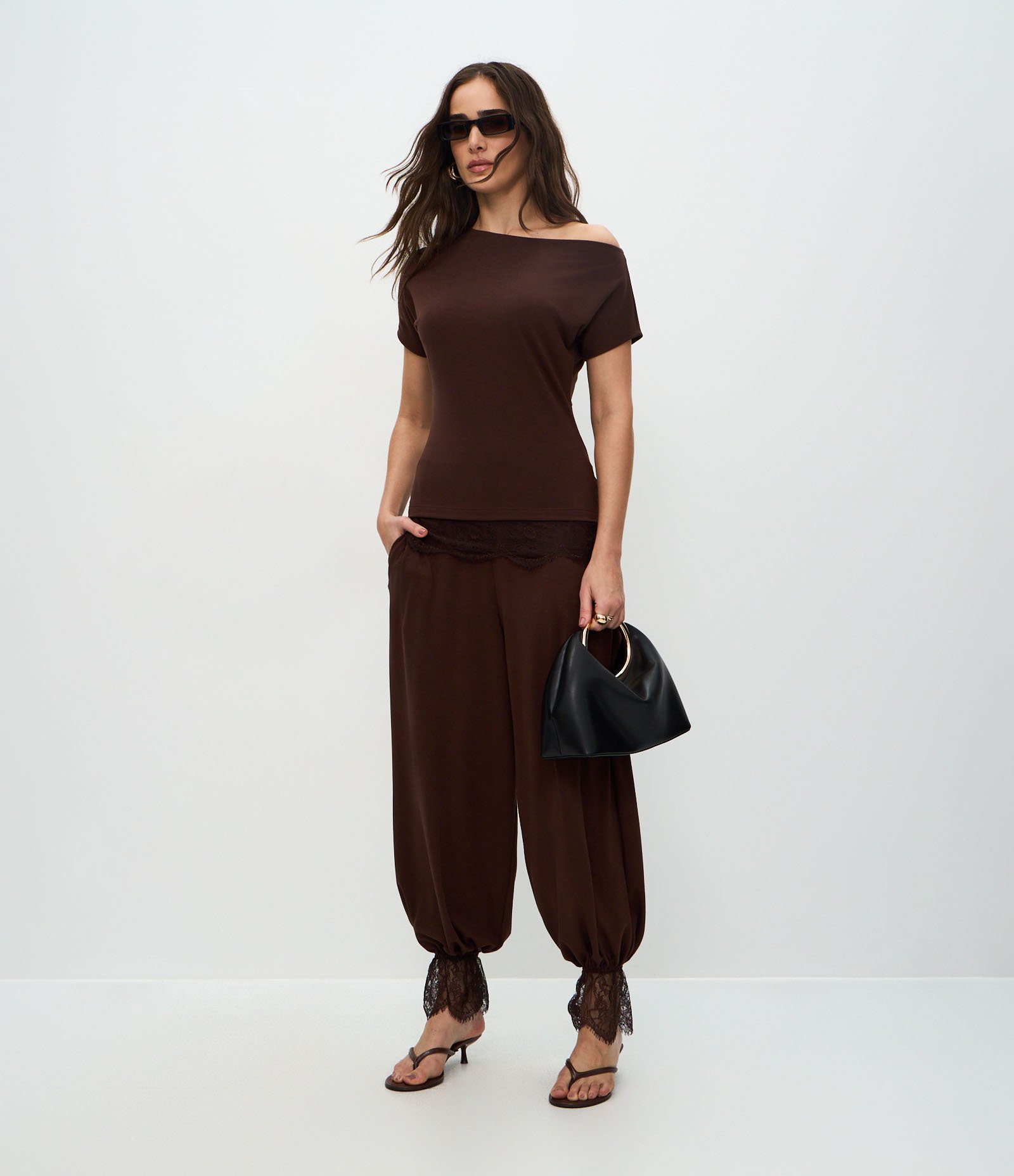 Calça Aladim em Crepe com Aplicação de Renda na Barra Marrom 1