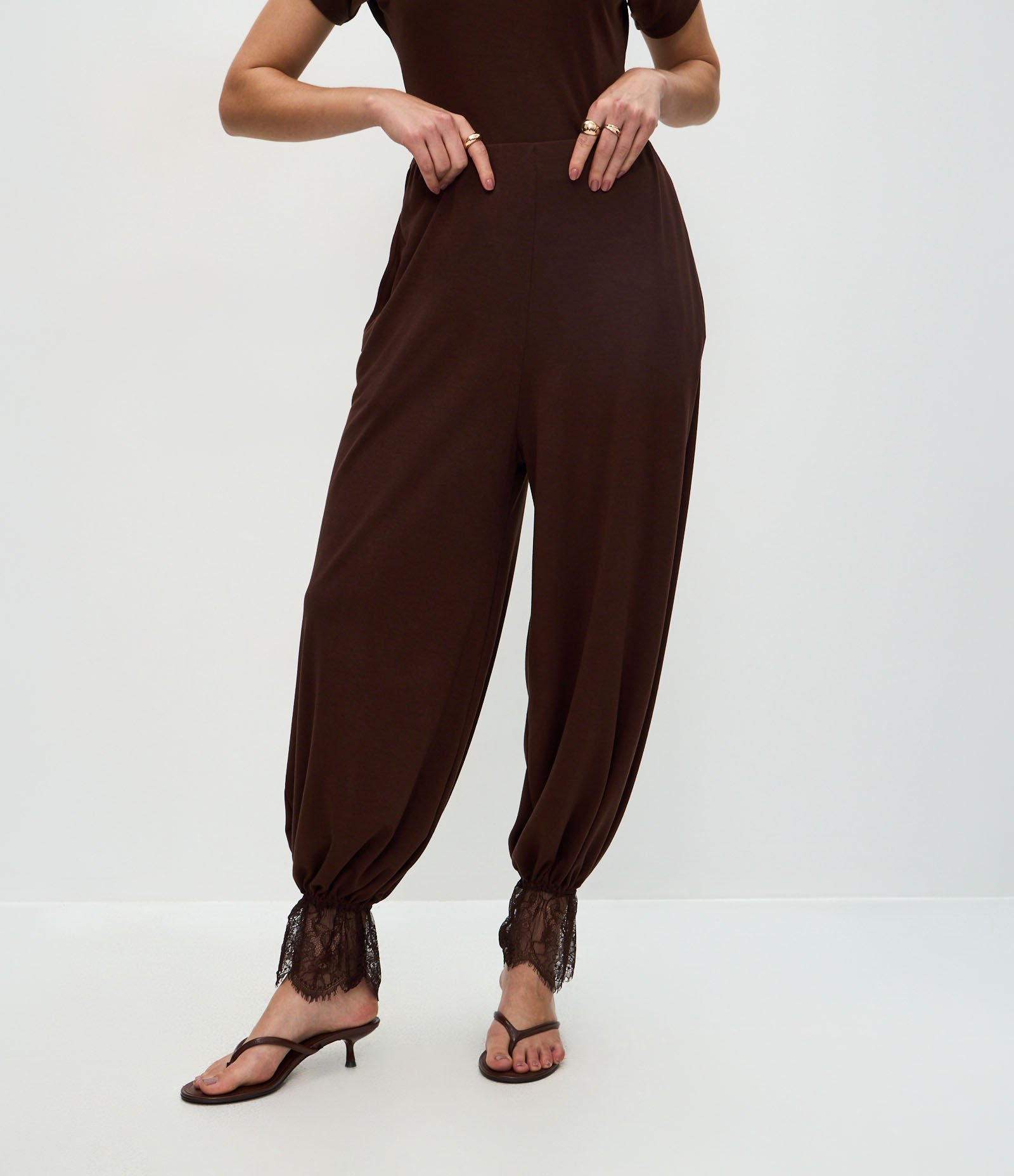Calça Aladim em Crepe com Aplicação de Renda na Barra Marrom 3