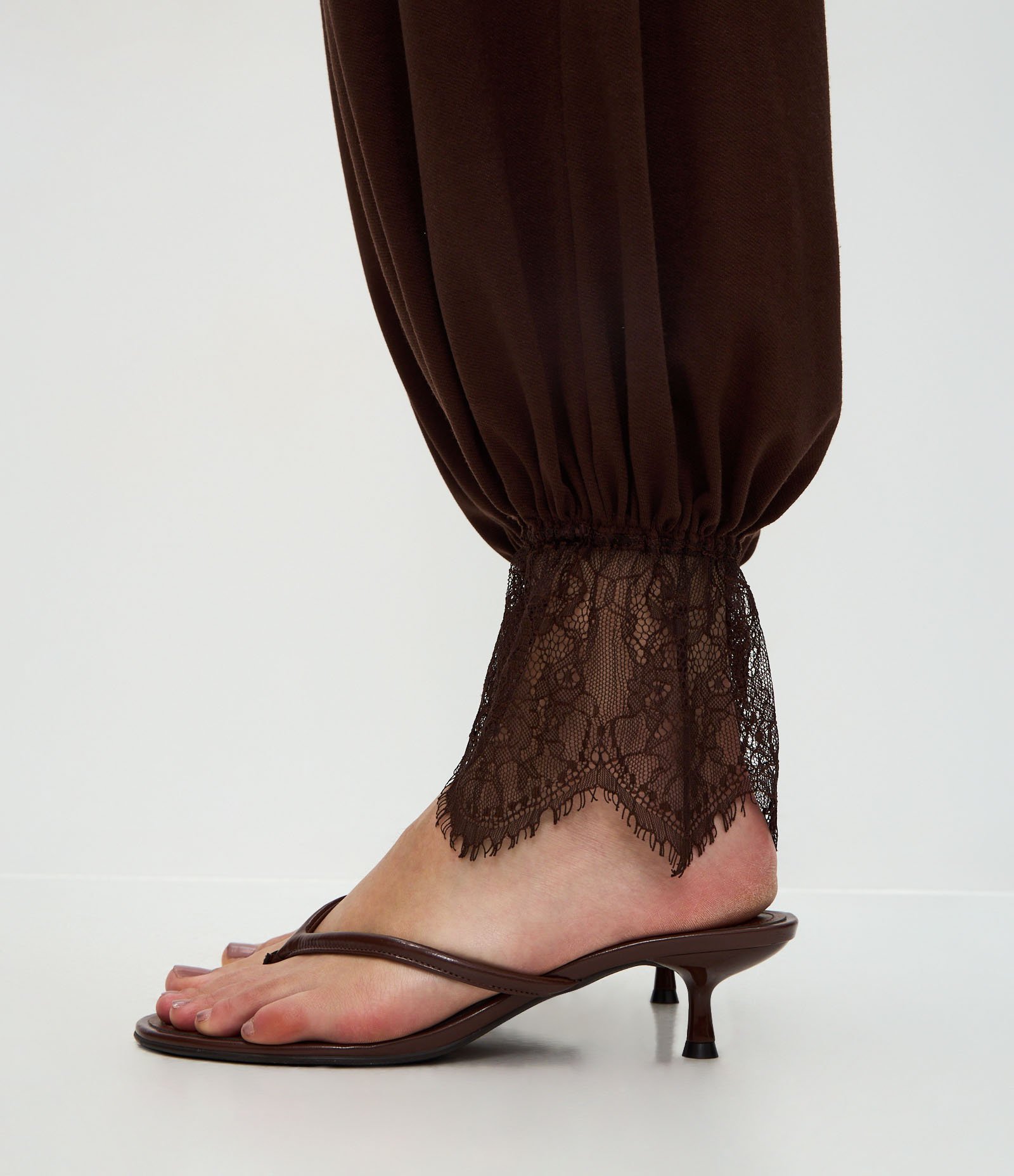 Calça Aladim em Crepe com Aplicação de Renda na Barra Marrom 4