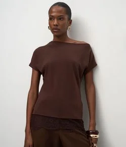 Blusa em Crepe com Aplicação de Renda na Barra
