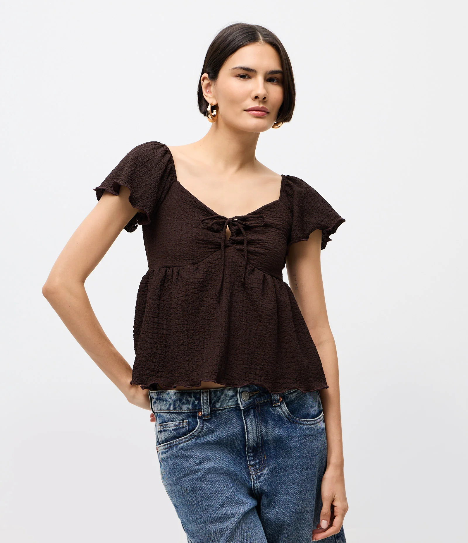 Blusa em Algodão Texturizado com Decote V e Amarração Marrom 1