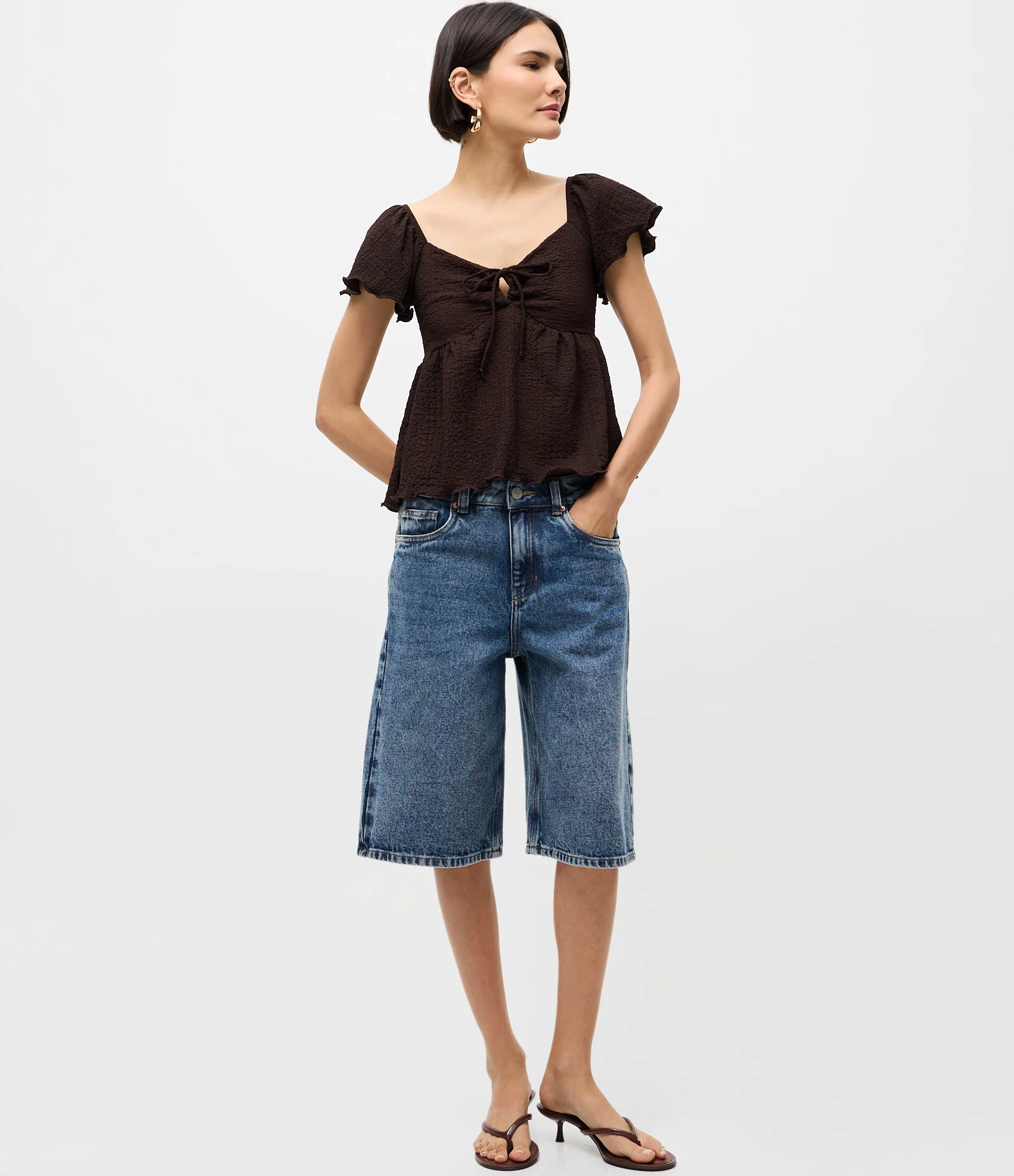 Blusa em Algodão Texturizado com Decote V e Amarração Marrom 2