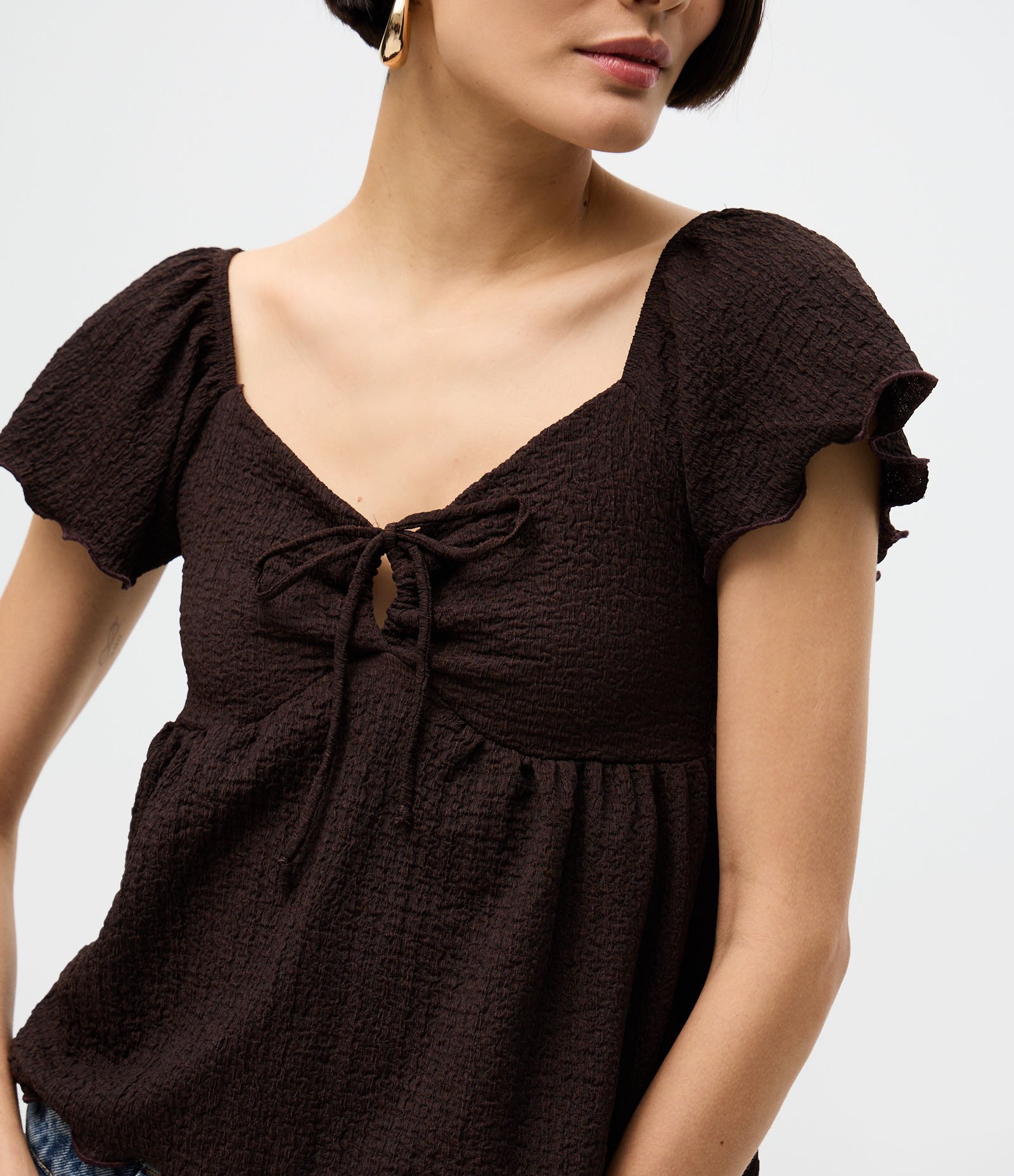 Blusa em Algodão Texturizado com Decote V e Amarração Marrom 3