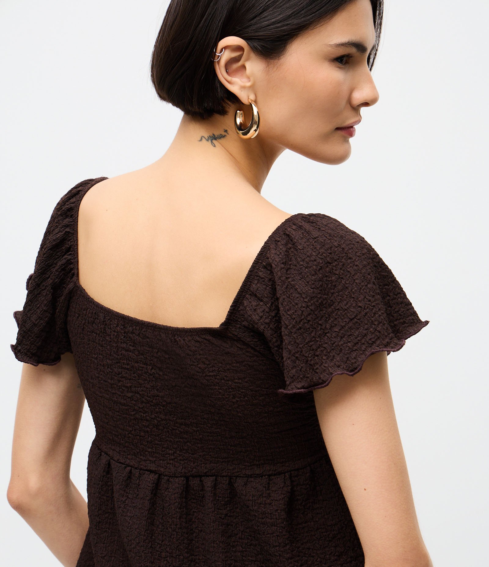 Blusa em Algodão Texturizado com Decote V e Amarração Marrom 4