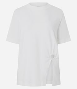 Camiseta em Algodão com Aviamento e Fenda na Lateral