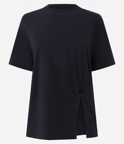 Camiseta em Algodão com Aviamento e Fenda na Lateral