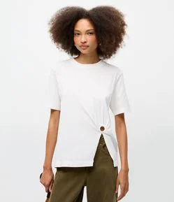 Camiseta em Algodão com Aviamento e Fenda na Lateral