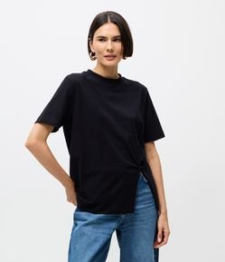 Camiseta em Algodão com Aviamento e Fenda na Lateral