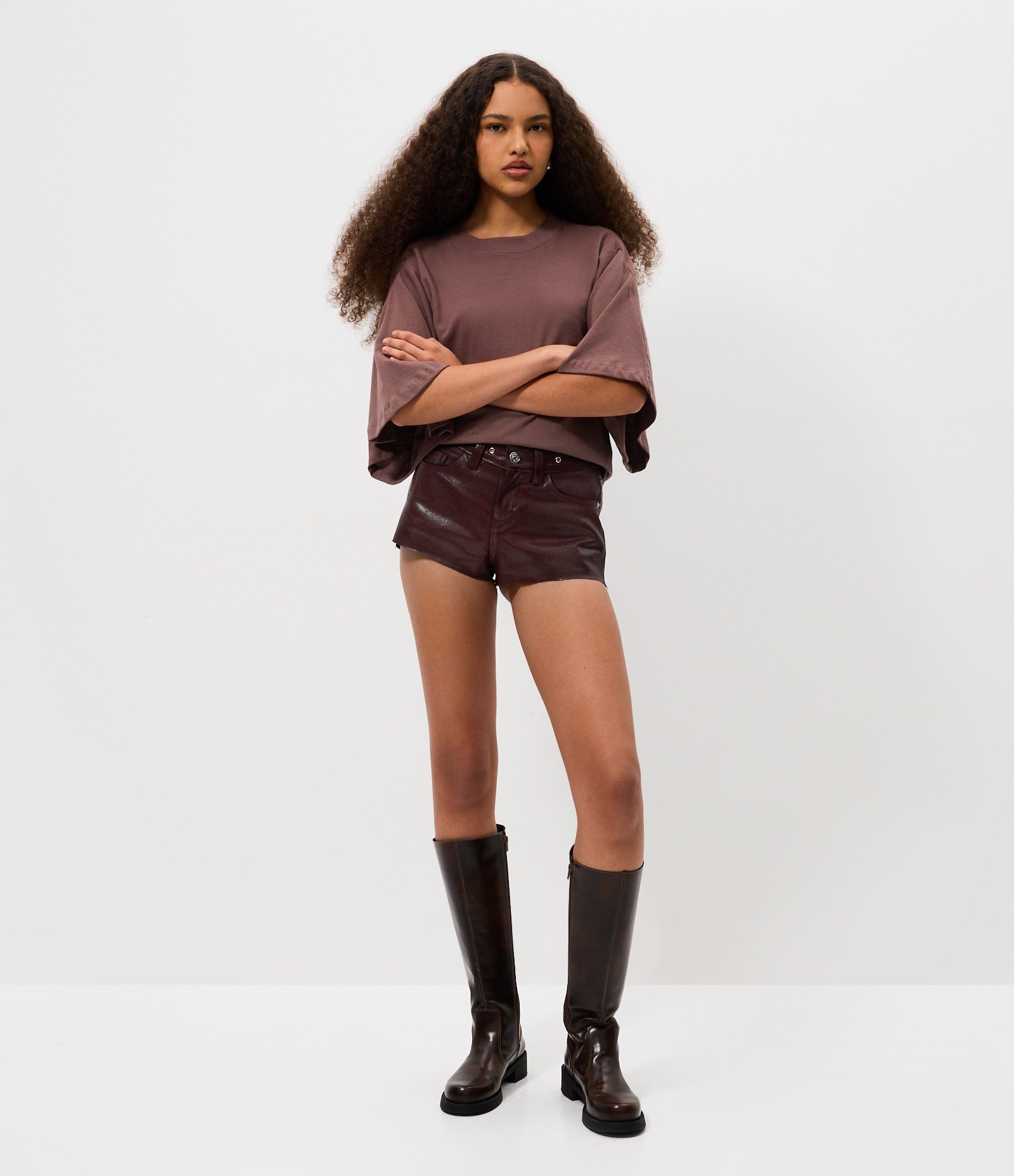 Short Jeans com Cintura Média e Acabamento Resinada Marrom Chocolate 1