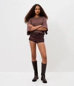 Short Jeans com Cintura Média e Acabamento Resinada
