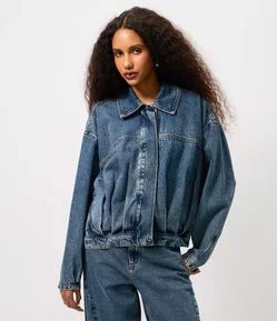 Jaqueta Jeans com Pregas Frontais e Posteriores