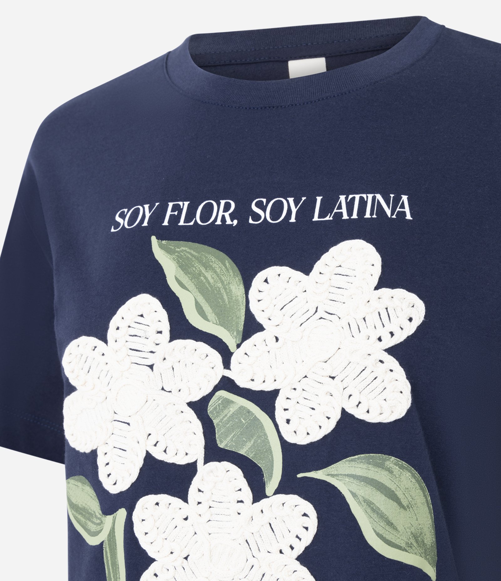 Camiseta com Estampa Floral e Bordado nas Flores Azul 2