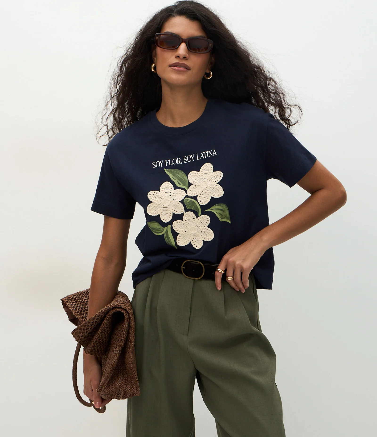 Camiseta com Estampa Floral e Bordado nas Flores Azul 1