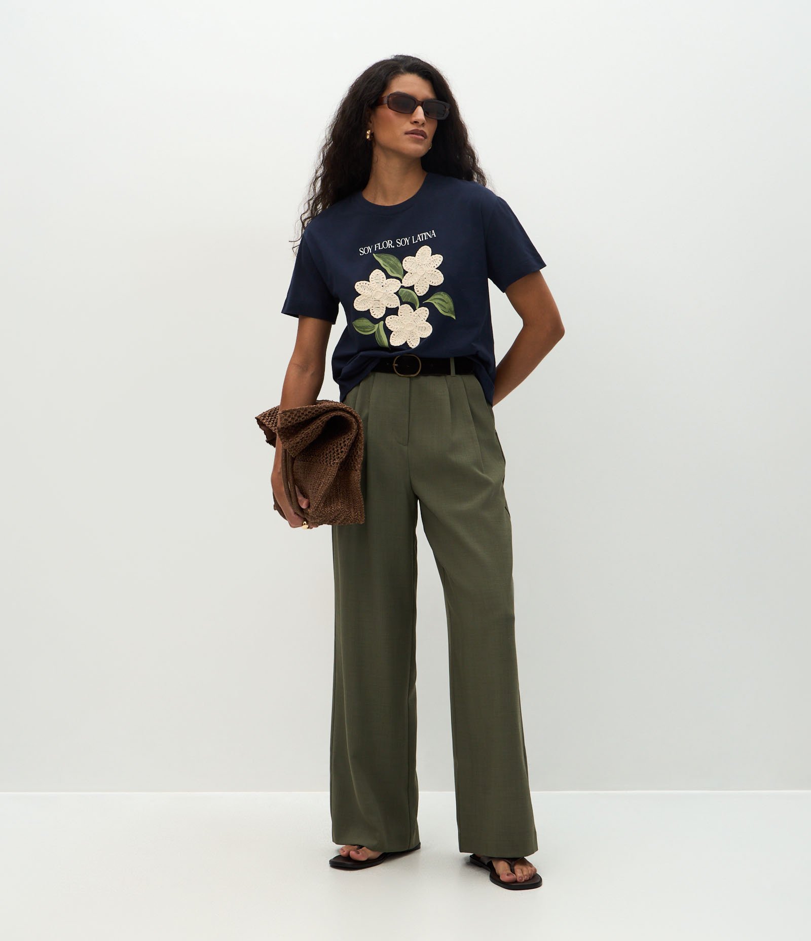 Camiseta com Estampa Floral e Bordado nas Flores Azul 2